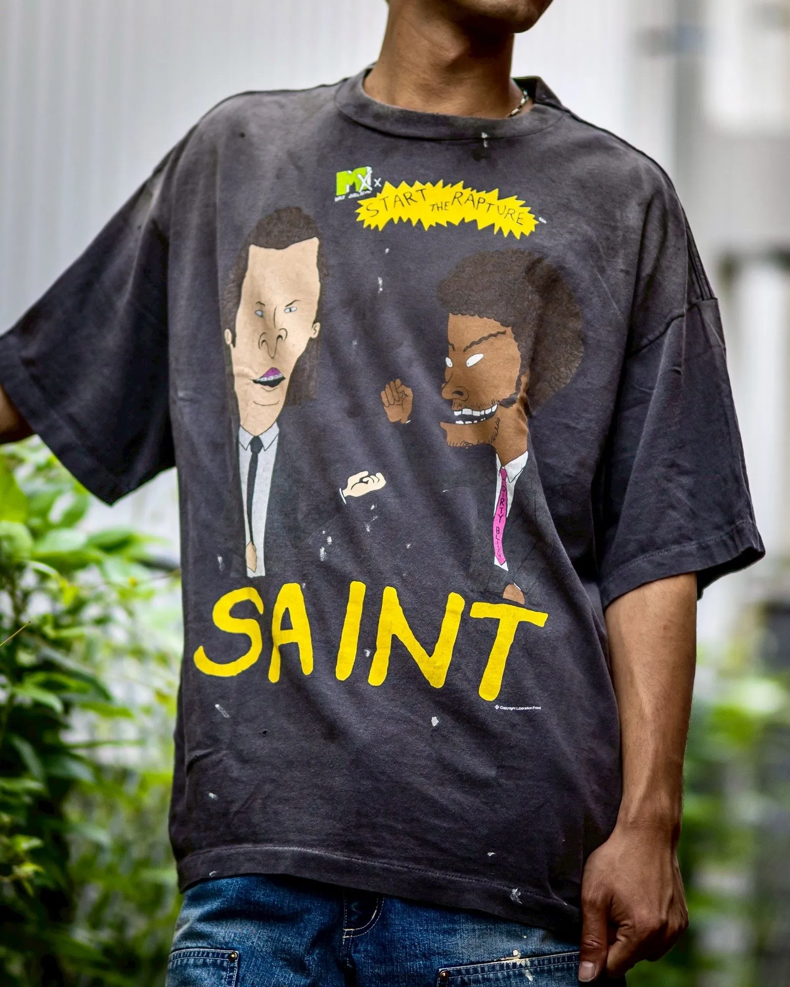 SAINT Mxxxxxx RAPTURE SS TEE/BLK Beavis and Butt-Head anime character TEE. Washed black S-XL. The print is from the characters of the American classic animation "Beavis and Butt-Head". It also pays tribute to the two classic killer characters in "Pulp Fiction". It is very witty and humorous. The whole garment is washed again.